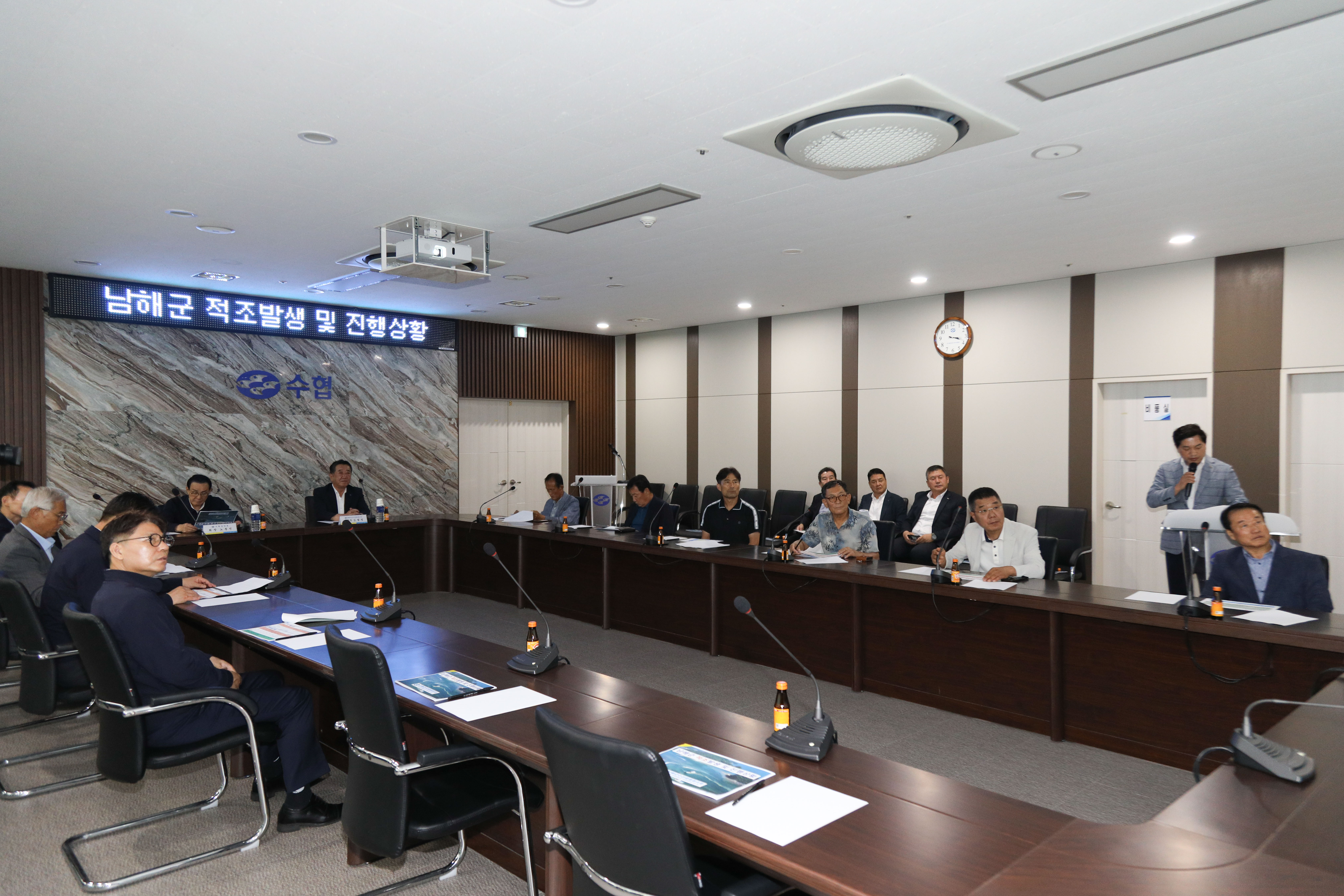20250909 경남지역 적조 양식장 피해 현장점검 (남해군수협) (1).jpg 첨부 이미지